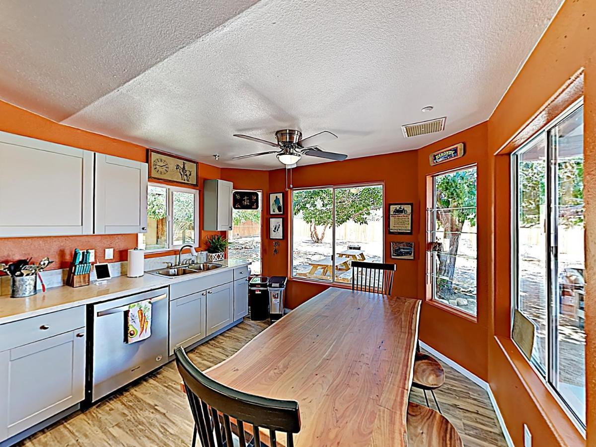 Rawhide Ranch - Walk To Pappy And Harriet'S With Hot Tub! Home Yucca Valley Luaran gambar